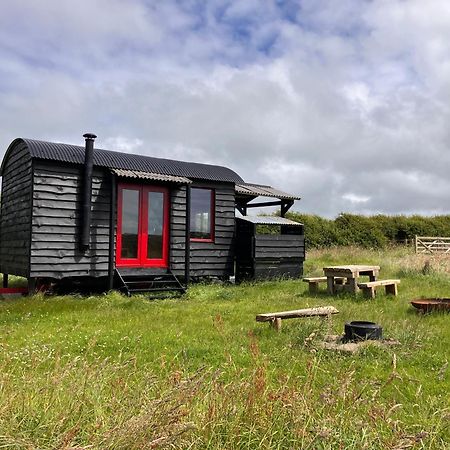 Shepherds Hut In A Private Meadow With Sea Views Hartland Kültér fotó
