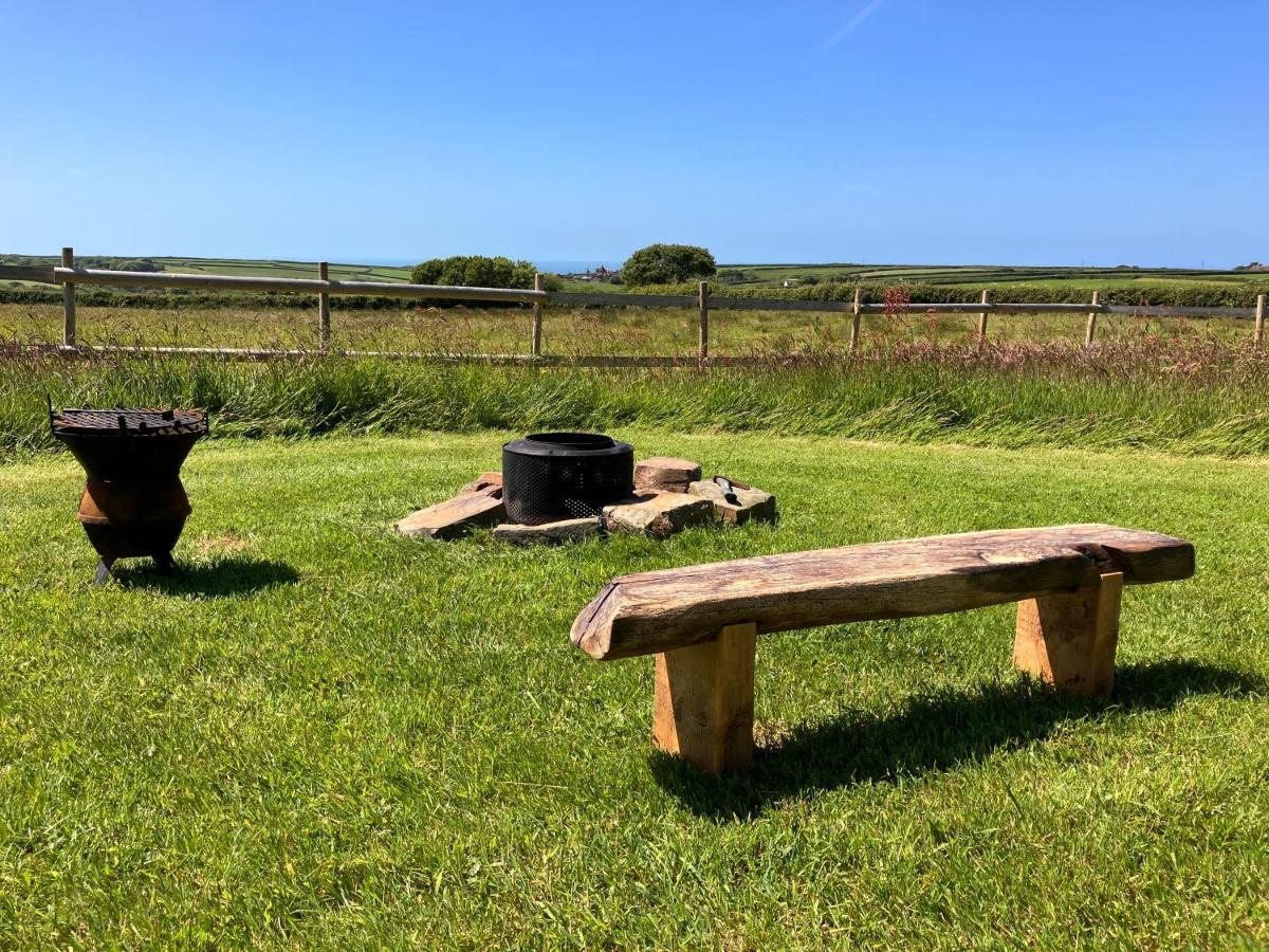 Shepherds Hut In A Private Meadow With Sea Views Hartland Kültér fotó