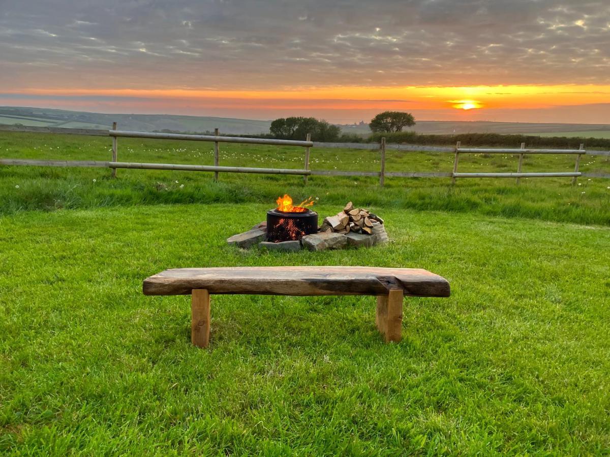 Shepherds Hut In A Private Meadow With Sea Views Hartland Kültér fotó