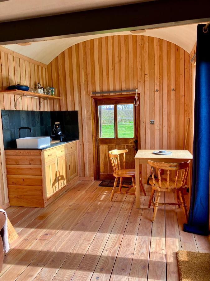 Shepherds Hut In A Private Meadow With Sea Views Hartland Kültér fotó