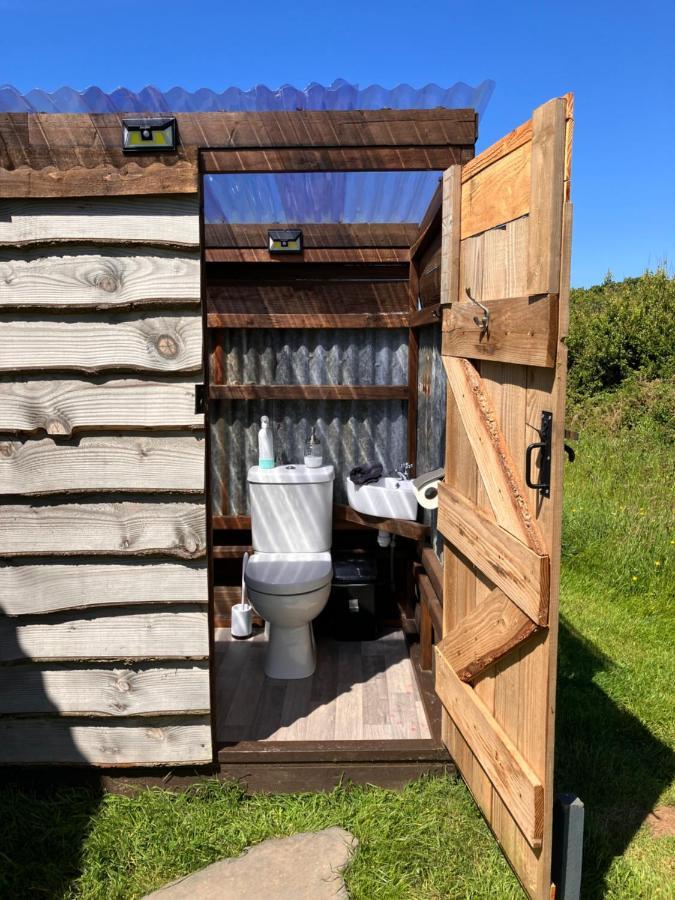 Shepherds Hut In A Private Meadow With Sea Views Hartland Kültér fotó