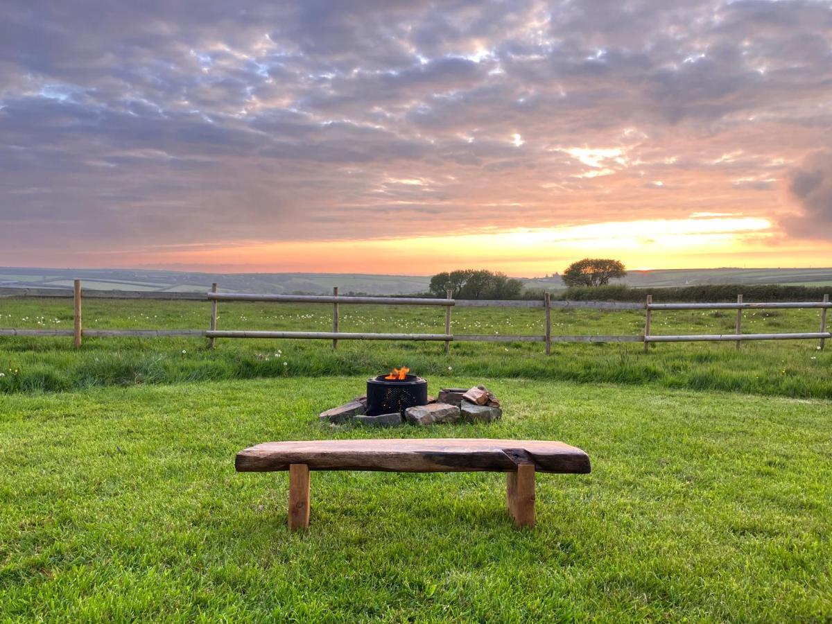 Shepherds Hut In A Private Meadow With Sea Views Hartland Kültér fotó