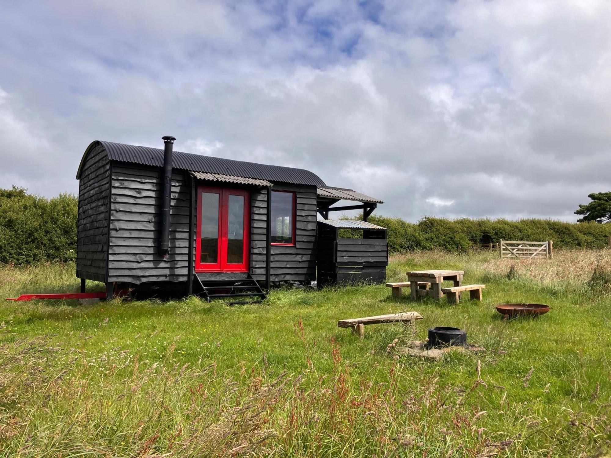 Shepherds Hut In A Private Meadow With Sea Views Hartland Kültér fotó