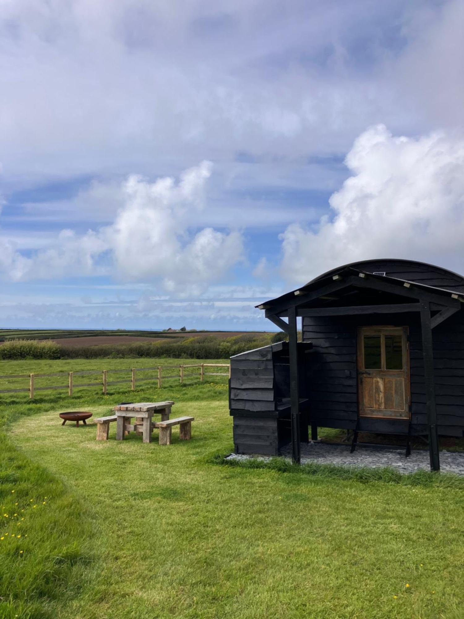 Shepherds Hut In A Private Meadow With Sea Views Hartland Kültér fotó