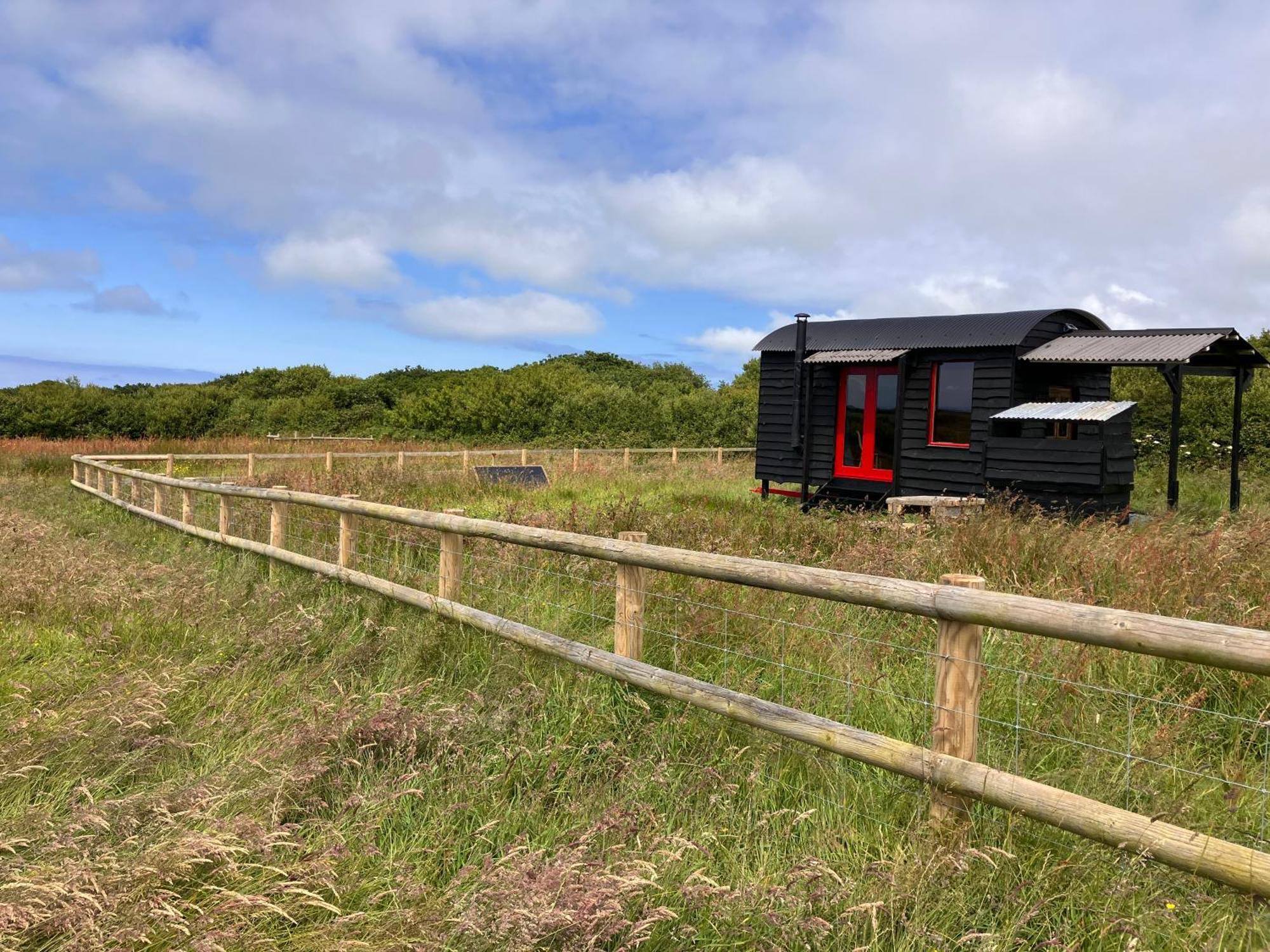 Shepherds Hut In A Private Meadow With Sea Views Hartland Kültér fotó